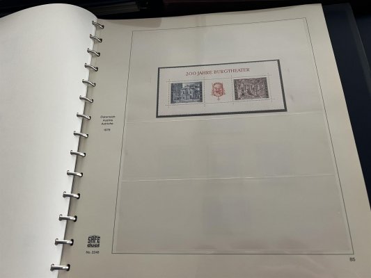 Rakousko - 1850 - 2000,  v pěti krásných svazcích SAFE na listech a v deskách, z naprosté většíny svěží, nekompletní sbírka, klasika chybí. jsou zde ze 30 let např. Rotary, krajiny, FIS, po roce 1945 velmi dobře zastoupena sbírka, včetně lepších serií, např. ptáci apod., z pozůstalosti, doporučujeme osobní prohlídku