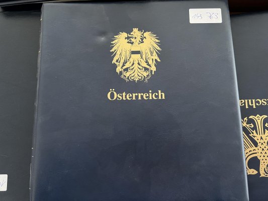 Rakousko - 1850 - 2000,  v pěti krásných svazcích SAFE na listech a v deskách, z naprosté většíny svěží, nekompletní sbírka, klasika chybí. jsou zde ze 30 let např. Rotary, krajiny, FIS, po roce 1945 velmi dobře zastoupena sbírka, včetně lepších serií, např. ptáci apod., z pozůstalosti, doporučujeme osobní prohlídku