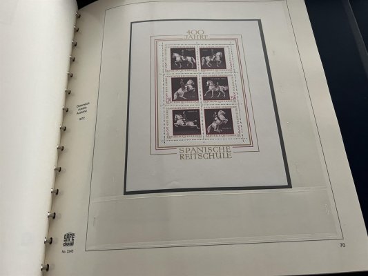 Rakousko - 1850 - 2000,  v pěti krásných svazcích SAFE na listech a v deskách, z naprosté většíny svěží, nekompletní sbírka, klasika chybí. jsou zde ze 30 let např. Rotary, krajiny, FIS, po roce 1945 velmi dobře zastoupena sbírka, včetně lepších serií, např. ptáci apod., z pozůstalosti, doporučujeme osobní prohlídku