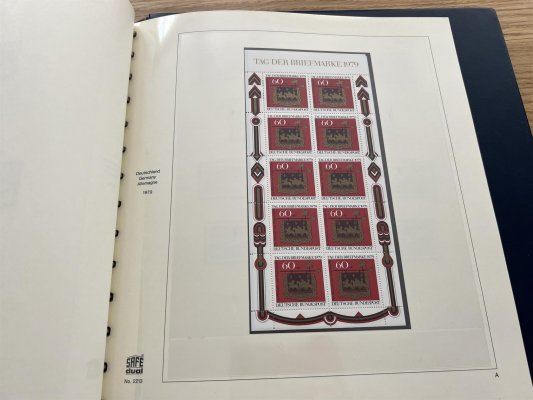 BRD, 1949 - 1993 ve čtyřech svazcích (1 svazek desetibloky) SAFE na listech a v deskách, z naprosté většíny svěží, prakticky kompletní sbírka včetně stěžejních serií včetně Mi 123 - 38 - Posthorn, velmi hezké, vysoký katalogový záznam z pozůstalosti, velmi příznivě vyvoláváno