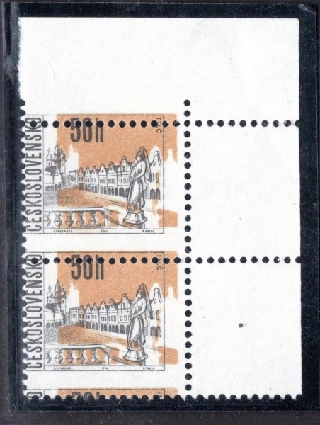 1564 Města (Telč) 50 h, horní rohová svislá dvojpáska, výrazný posun oranžovohnědé barvy doprava a posun perforace dolů a vpravo do obrazu známky, dokonalý stav luminiscence papíru fl1, v takovém stavu naprosto výjimečné