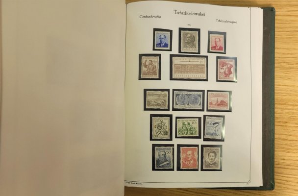 Československo 1945 - 1961 na zasklených listech v zelených pérových deskách. Sbírka je téměř kompletní, chybí jen několik málo levných sérii a jednotlivých známek. Vše v luxusní k kvalitě. 