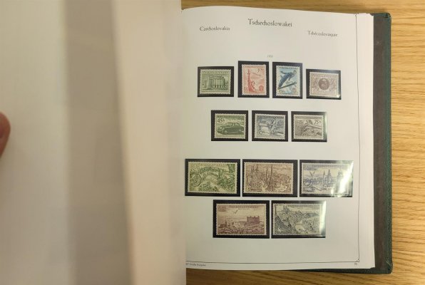 Československo 1945 - 1961 na zasklených listech v zelených pérových deskách. Sbírka je téměř kompletní, chybí jen několik málo levných sérii a jednotlivých známek. Vše v luxusní k kvalitě. 