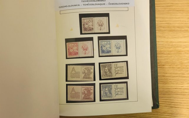 Československo 1945 - 1961 na zasklených listech v zelených pérových deskách. Sbírka je téměř kompletní, chybí jen několik málo levných sérii a jednotlivých známek. Vše v luxusní k kvalitě. 