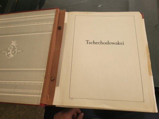 ČSR I 1918 - 1939, značně neúplná sbírka známek výplatních, doplatních s přetiskem SO 1920. Převážně známky razítkované, jsou tu i střední kusy 15h typ I s přetiskem So 1920. Uloženo v albu KA-BE a tvrdých deskách. 