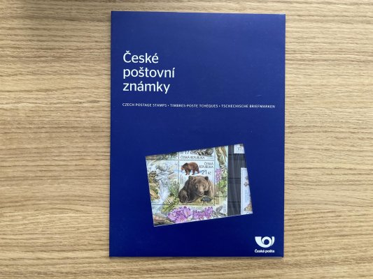 ČR - sbírka České republiky nominál cca 32 000 Kč,  plné modré Album, včetně známkových sešítků 