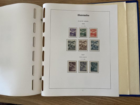 Kompletní generální sbírka Slovenska 1939-1945, přetisková emise nezkoušena, včetně aršíku Dětem s DV "obláček", spojky Tiso, novinových zn. bez průsvitky i s průsvitkou , doplatních bez průsvitky se svislým rastrem v lepu, doplatních s průsvitkou a pod. Většina známek **. Uloženo na 18 předtištěných altových listech a tvrdých deskách