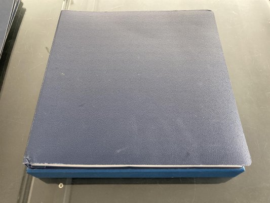 Album na archy Lindner modré s kazetou (50 listů, celkem na 100 archů většího formátu, např. na 50kusové nebo 100kusové archy ČSR II), výborný stav
