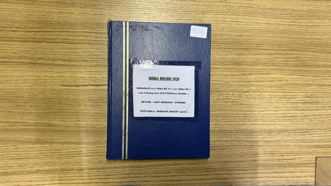 ČSR I -Sbírka Holubic 1920 - obsahuje cca 100 ks řz 13 3/4 ze 100 ks PA. Jen katalog těchto známek více než 40 000 Kč dle katalogu Pofis 2015. Pěkná sbírka obsahující počítadla, retuše, deskové značky a další v modrém albu A4.