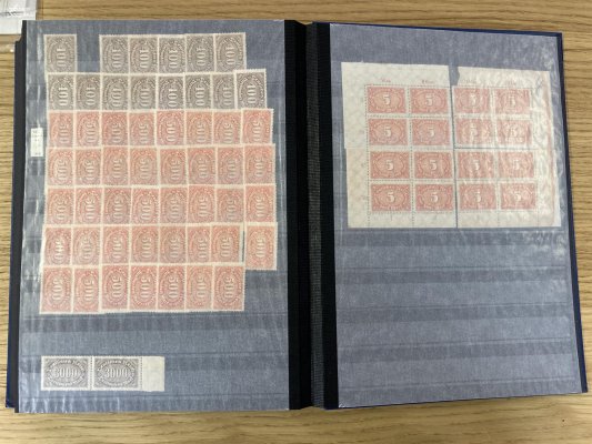 Deutsches Reich -  modré album formátu A4, Michel 94 - 275 , skladová zásoba,  svěží, 4bloky, části archů, velké množství materiálu, hodně Germania,vhodné k dalšímu rozprodeji, či pro specialisty