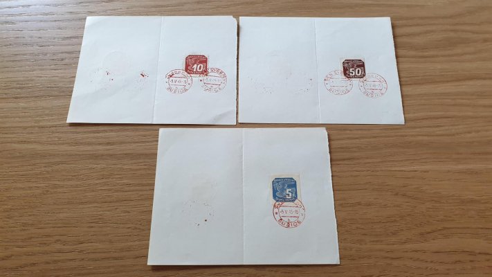 3 kusy destiček ;  s novinovými známkami B+M, razítko "Svobodná Sušice" 5.5.45