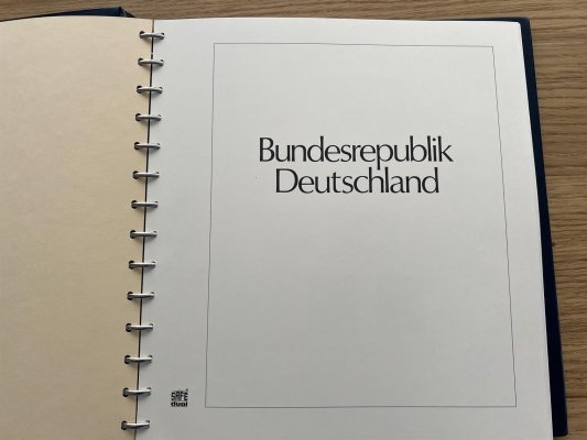 BRD, 1949 - 1993 ve čtyřech svazcích (1 svazek desetibloky) SAFE na listech a v deskách, z naprosté většíny svěží, prakticky kompletní sbírka včetně stěžejních serií včetně Mi 123 - 38 - Posthorn, velmi hezké, vysoký katalogový záznam z pozůstalosti, velmi příznivě vyvoláváno