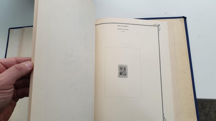 Bulharsko -  sbírka na listech a v deskách Schaubek, 1879 - 1952, zpočátku razítkované, cca od roku 1900 neupotřebené, obsahuje i lepší serie, např. 242/8, 260/5, 280/5286/90,291/5 a další včetně doplatních, vyvoláváme za velmi příznivou cenu, stojí za prohlídku