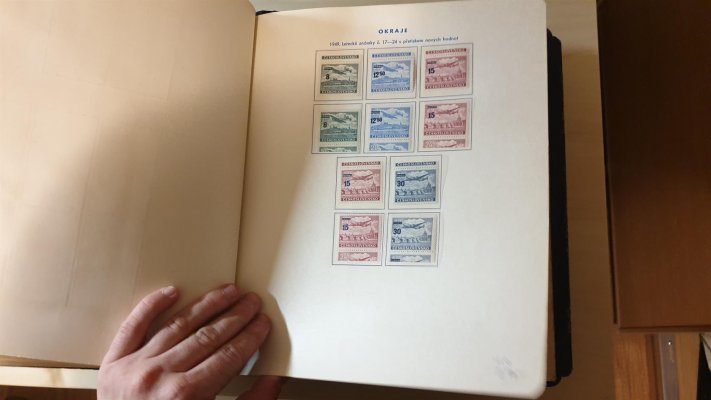 ČSSR 1945 - 1948 ; kompletní sbírka základních známek, aršíků, kuponů. Sbírka obsahuje svislá i vodorovná košická meziarší ( 354 - 356 Ms i MV), všechny kupony vlevo i vpravo, z lepších variant a typu aršíků je tu Partizánský aršík se širším levým okrajem ( A 408 / 412). Květen II. typ ( A 435 II ), z leteckých známek je tu kromě všech kuponů kompletní sada přetiskového provizoria s okraji nahoru i dolů včetně sv. modrého přetiskuu hodnoty 15 Kčs( KL 29 - 35 - KH + KD + KL 31a  a KH i KD)
Vše luxusníí - kat. cena POfis cca 25 000 Kč , uloženo ve třech albech zasklených modrých albech.