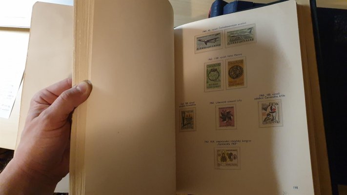 ČSSR 1945 - 1948 ; kompletní sbírka základních známek, aršíků, kuponů. Sbírka obsahuje svislá i vodorovná košická meziarší ( 354 - 356 Ms i MV), všechny kupony vlevo i vpravo, z lepších variant a typu aršíků je tu Partizánský aršík se širším levým okrajem ( A 408 / 412). Květen II. typ ( A 435 II ), z leteckých známek je tu kromě všech kuponů kompletní sada přetiskového provizoria s okraji nahoru i dolů včetně sv. modrého přetiskuu hodnoty 15 Kčs( KL 29 - 35 - KH + KD + KL 31a  a KH i KD)
Vše luxusníí - kat. cena POfis cca 25 000 Kč , uloženo ve třech albech zasklených modrých albech.